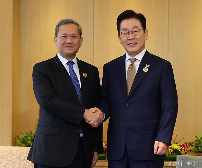 [쿠알라룸푸르=뉴시스] 고범준 기자 = 이재명 대통령과 훈 마네트 캄보디아 총리가 27일(현지 시간) 말레이시아 쿠알라룸푸르 한 호텔에서 정상회담에 앞서 기념촬영을 하고 있다. 2025.10.27. bjko@newsis.com /사진=최동준