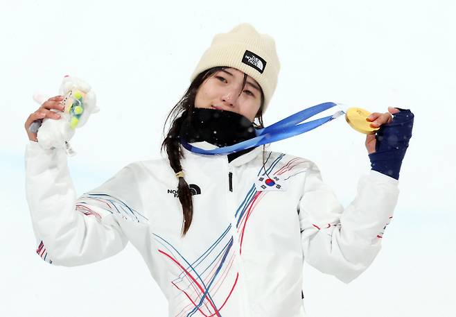 최가온이 2026 밀라노·코르티나담페초 동계올림픽 스노보드 여자 하프파이프에서 1위에 오르며 한국 선수단에 첫 금메달을 선사했다. 사진은 시상대에서 포즈를 취하고 있는 최가온. /사진=뉴스1
