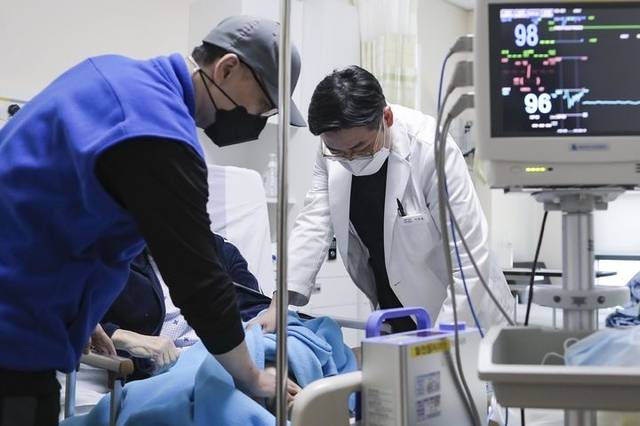 2024년 3월 4일 국군수도병원 소속 군의관이 민간인 환자를 진료하고 있다. 국방부는 의과대학 정원 확대에 반발한 전공의 등 의사들의 집단 움직임에 대응해 지난달 20일부터 12개 군병원 응급실을 민간에 개방하고 의료를 지원하고 있다. 국방부 제공