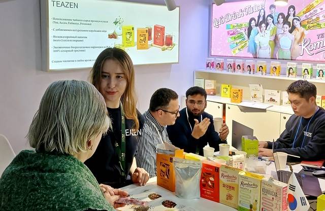 지난 9~12일(현지시간) 러시아 모스크바에서 열린 ‘2026 모스크바 국제식품박람회’(PROD EXPO)에서 현지 바이어들이 한국 제품에 대해 상담하고 있다. 한국농수산식품유통공사 제공