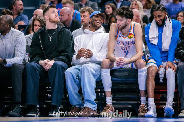 SGA(왼쪽에서 두 번째)가 13일 밀워키와 경기를 벤치에서 지켜보고 있다. /게티이미지코리아