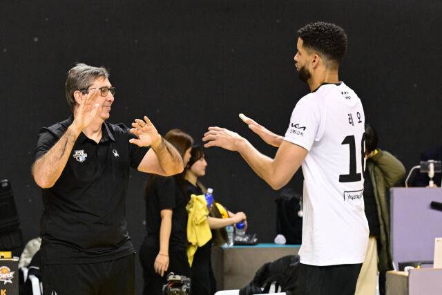 필립 블랑 감독이 레오와 하이파이브를 하면서 뒤에 있는 이승준을 바라보고 있다. / 한국배구연맹(KOVO)