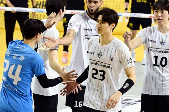 3세트 교체 투입된 이승준이 득점을 올린 뒤 동료들과 기뻐하고 있다. / 한국배구연맹(KOVO)