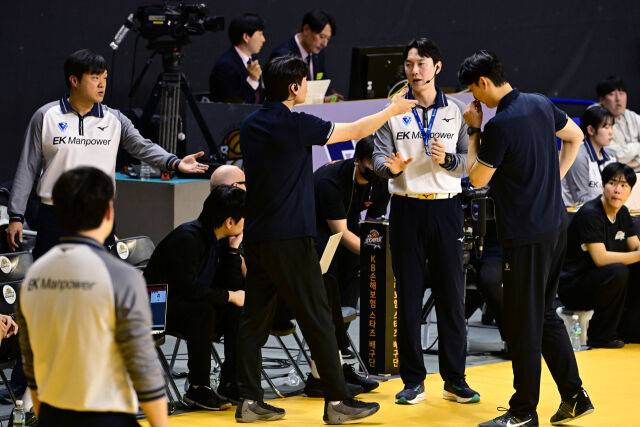 KB손해보험 코칭스텝이 캐피볼 파울에 대해서 어필하고 있다. / 한국배구연맹(KOVO)