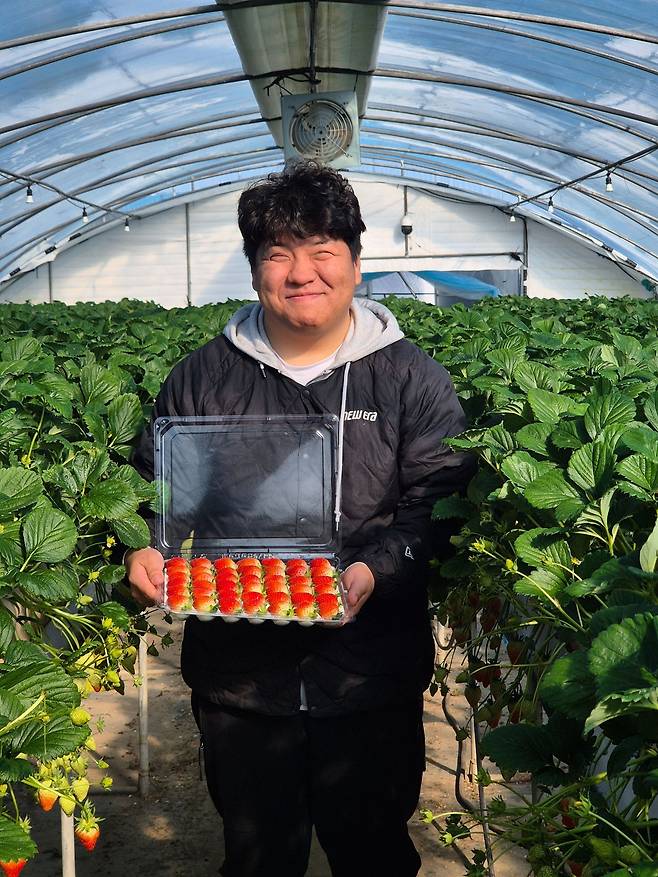 김상재 다올팜 대표가 베이커리 데코용 딸기 상품을 소개하고 있다. [쿠팡 제공]