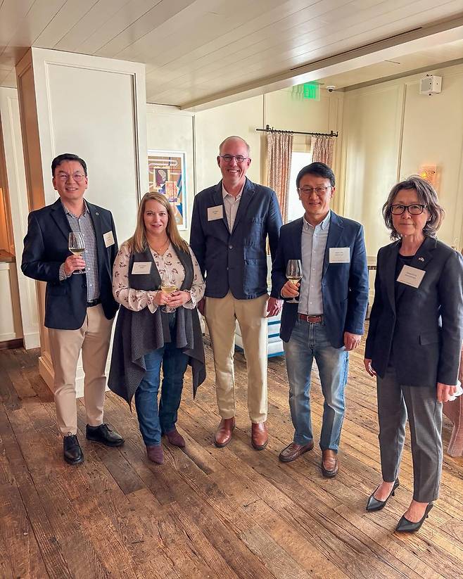 대한항공과 델타항공은 지난 11일(현지시간) 미국 텍사스주 오스틴에서 양사 관계자들이 참석한 가운데 라운드테이블을 가졌다. 이 자리에는 대한항공의 이승혁 국제업무실 부실장과 정호윤(오른쪽 두 번째) Pricing RM부 담당, 브랜트 라이델(가운데) 전 테일러 시장이 참석했다. [브랜드 라이델 SNS]