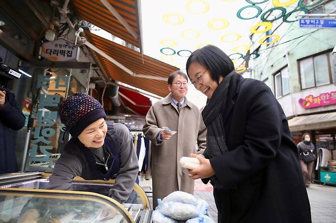 한성숙 중소벤처기업부 장관이 13일 서울 서대문구 포방터시장을 방문해 장을 보며 상인과 대화하고 있다. [중기부]