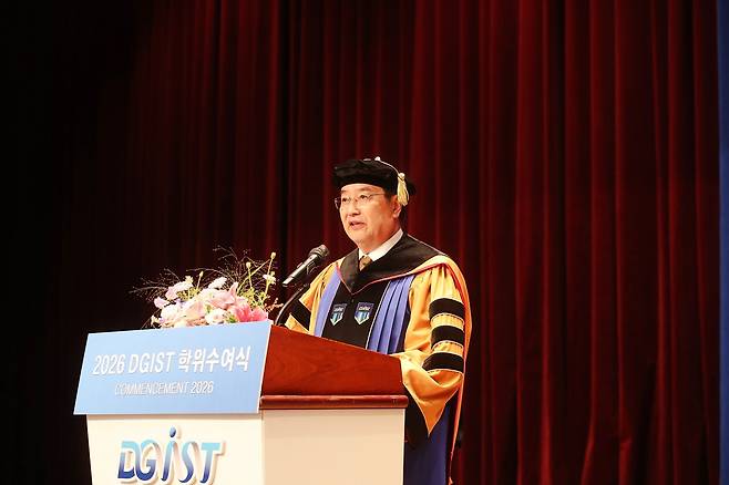 이건우 총장이 졸업생들에게 축사를 전하고 있다.[DGIST 제공]