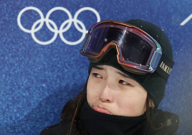 이탈리아 리비뇨 스노파크에서 열린 2026 밀라노-코르티나담페초 동계올림픽 스노보드 여자 하프파이프 결승에서 최가온이 3차시기 성적을 기다리며 눈물을 흘리는 모습. [연합]