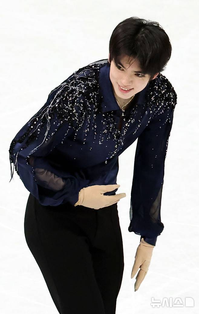 [밀라노=뉴시스] 박주성 기자 = 10일 (현지 시간) 이탈리아 밀라노 아이스 스케이팅 아레나 경기장에서 열린 2026 밀라노·코르티나담페초 동계올림픽 피겨스케이팅 남자 싱글 쇼트프로그램에서 차준환 선수가 경기를 마치고 인사를 하고 있다. 2026.02.10. park7691@newsis.com