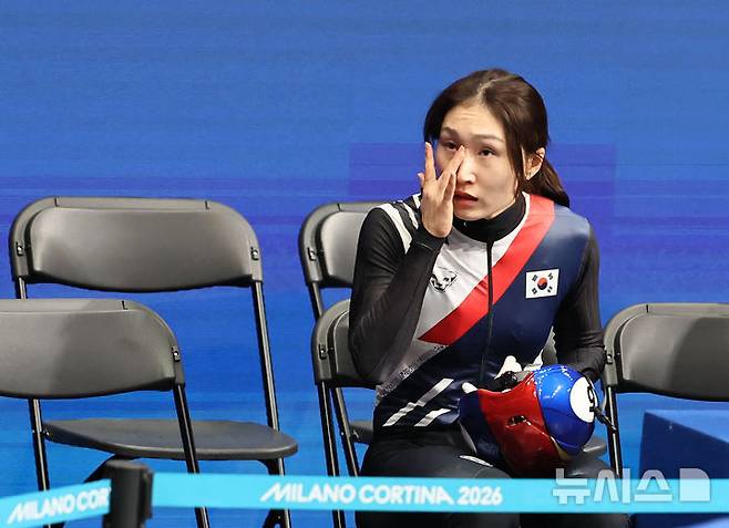 [밀라노=뉴시스] 김근수 기자 = 대한민국 쇼트트랙 최민정이 12일(현지 시간) 이탈리아 밀라노 아이스스케이팅 아레나에서 열린 2026 밀라노·코르티나 담페초 동계올림픽 쇼트트랙 여자 500m 결승B 경기에서 역주한 뒤 숨을 고르며 기록을 확인하고 있다. 2026.02.13. ks@newsis.com