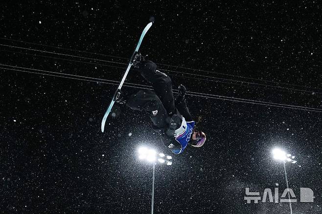 [리비뇨=AP/뉴시스] 최가온이 12일(현지 시간) 이탈리아 리비뇨 스노파크에서 열린 2026 밀라노·코르티나담페초 동계올림픽 스노보드 여자 하프파이프 결승 경기를 펼치고 있다. 2026.02.13.