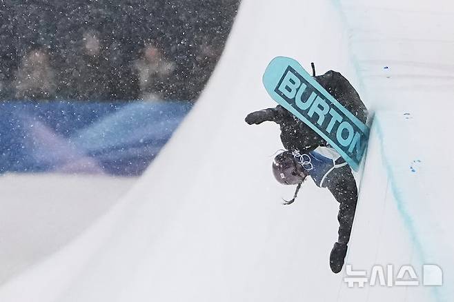 [리비뇨=AP/뉴시스] 최가온이 12일(현지 시간) 이탈리아 리비뇨 스노파크에서 열린 2026 밀라노·코르티나담페초 동계올림픽 스노보드 여자 하프파이프 결승 경기 도중 넘어지고 있다. 2026.02.13.