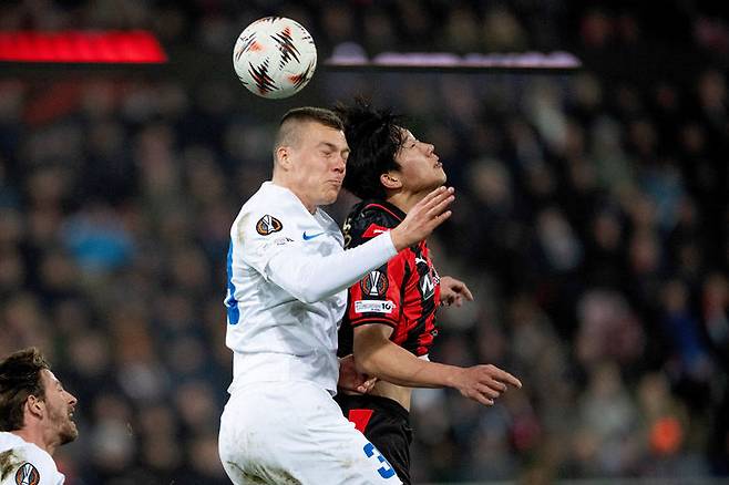 [헤르닝=AP/뉴시스] 미트윌란의 이한범(오른쪽)이 11일(현지 시간) 덴마크 헤르닝의 MCH 아레나에서 열린 2025-26 유럽축구연맹(UEFA) 유로파리그(UEL) 리그 페이즈 6차전 헹크(벨기에)와 경기 중 공을 다투고 있다. 미트윌란은 전반 17분 터진 조규성의 선제골을 지켜 1-0 승리를 거두고 2위에 자리했다. 2025.12.12.