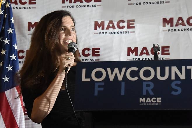 [노스찰스턴(미국)=AP/뉴시스] 미 공화당 소속 낸시 ﻿메이스 하원의원﻿이 지난달 30일 공개된 성범죄자 제프리 엡스타인 관련 파일에 대해 "삭제된 이름들을 보면 사람들이 충격을 받을 것"이라고 말했다는 보도가 나왔다. 사진은 2020년 9월21일 메이스 의원이 미국 사우스 캐롤라이나 노스 찰스턴에서 연설하는 모습. 2022.01.11. *재판매 및 DB 금지