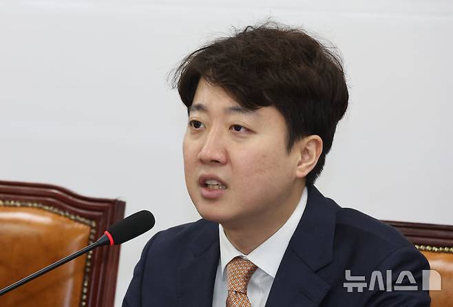 [서울=뉴시스] 김금보 기자 = 이준석 개혁신당 대표가 9일 오전 서울 여의도 국회에서 열린 최고위원회의에서 발언을 하고 있다. 2026.02.09. kgb@newsis.com