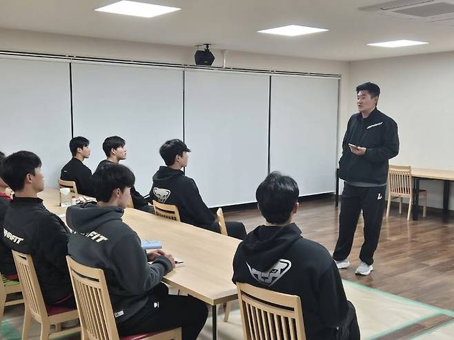 [서울=뉴시스] 일본 미야자키에서 후배들을 위해 멘토링 강연을 진행한 프로야구 SSG 랜더스 노경은. (사진=SSG 제공). 2026.02.13. *재판매 및 DB 금지