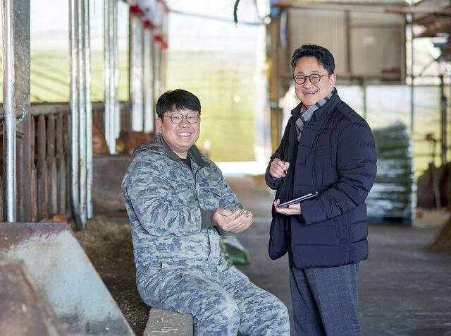 농협사료 윤석준 부장(오른쪽)과 <철규농장> 구철규 대표.