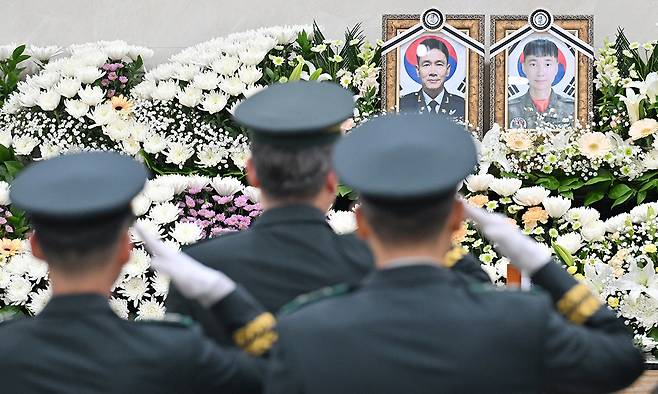 지난 9일 훈련 중 헬기 추락으로 순직한 고 정상근·장희성 준위 영결식이 12일 경기 성남시 분당구 국군수도병원에서 열려 군 동료들이 헌화 후 경례하고 있다. 사진공동취재단