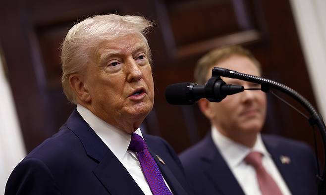 도널드 트럼프 미국 대통령이 12일(현지시간) 백악관에서 미 환경보호청(EPA)의 온실가스 규제 근거 규정&nbsp;폐지 방침을 발표하고 있다. 트럼프 오른쪽은 EPA&nbsp;리 젤딘 청장. EPA연합뉴스