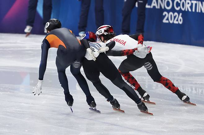 12일(현지시간) 이탈리아 밀라노 아이스스케이팅 아레나에서 열린 2026 밀라노ㆍ코르티나담페초 동계올림픽 쇼트트랙 남자 1,000m 준준결승에 출전한 황대헌이 네덜란드 퇸 부르와 접촉하고 있다. 연합뉴스