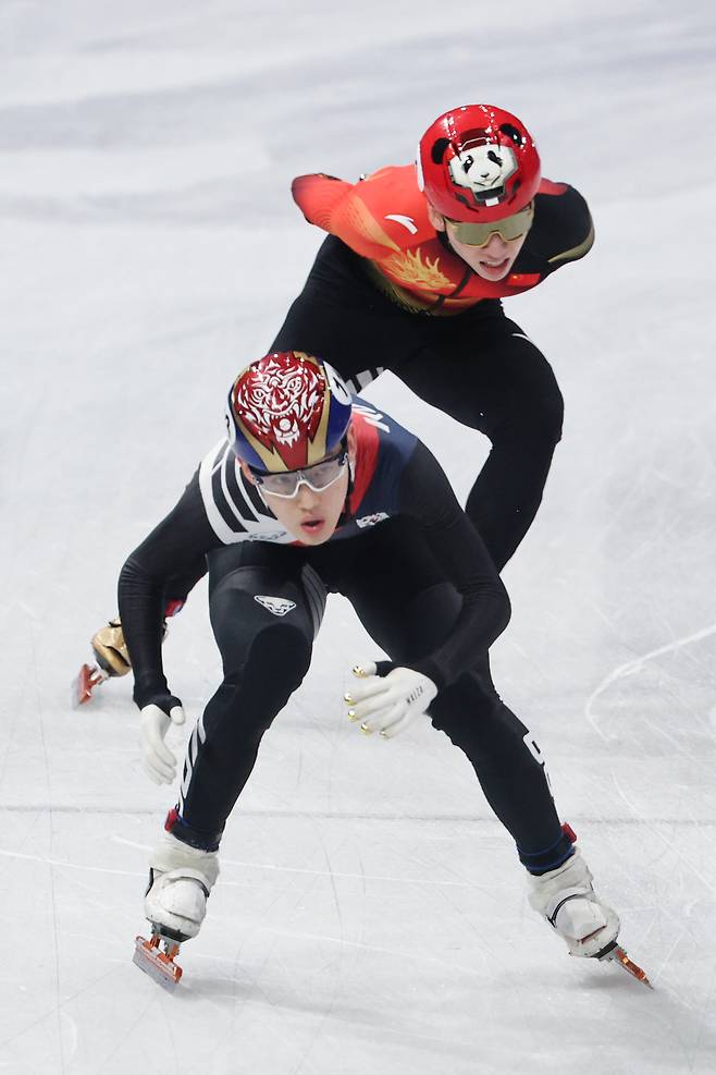12일(현지시간) 이탈리아 밀라노 아이스스케이팅 아레나에서 열린 2026 밀라노ㆍ코르티나담페초 동계올림픽 쇼트트랙 남자 1,000m 준준결승에 출전한 임종언과 중국 린샤오쥔(임효준)이 레이스를 펼치고 있다. 연합뉴스