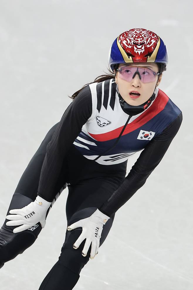 12일(현지시간) 이탈리아 밀라노 아이스스케이팅 아레나에서 열린 2026 밀라노ㆍ코르티나담페초 동계올림픽 쇼트트랙 여자 500m 준결승에 출전한 최민정이 조 5위로 결승선을 통과한 뒤 아쉬워하고 있다.&nbsp; &nbsp; 연합뉴스