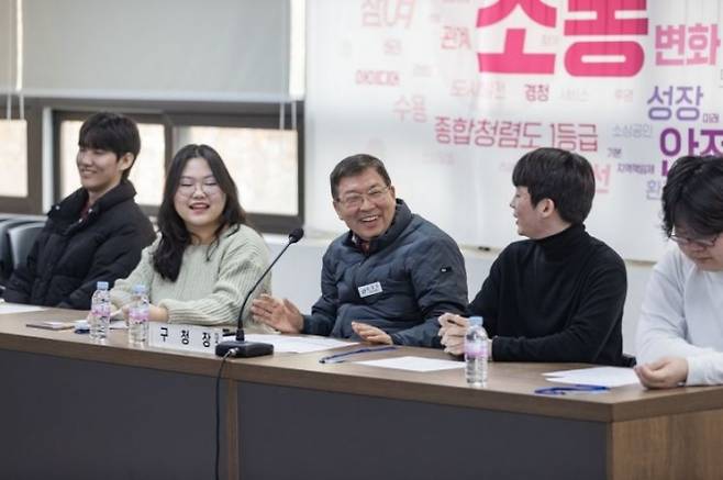 김경호(왼쪽 세 번째) 광진구청장이 지난해 1월 광진구청에서 열린 ‘청년행정 아르바이트 예비교육’에 참가한 청년들과 대화하고 있다. 광진구 제공