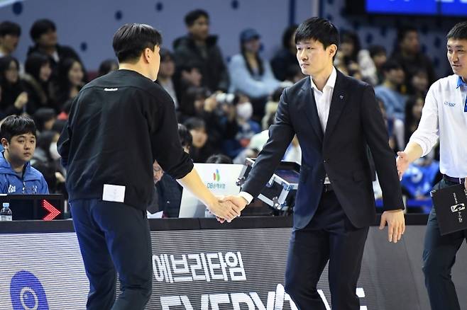 강혁 대구 한국가스공사 감독이 지난달 22일 서울 잠실실내체육관에서 열린 2025~26 프로농구 정규시즌 서울 삼성과의 원정 경기에서 85-92로 패한 뒤 김효범 감독과 악수하고 있다. KBL 제공