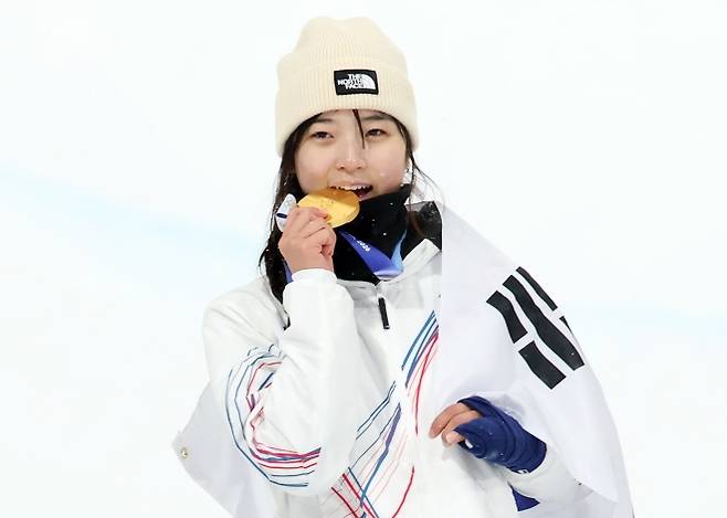 최가온, 이 순간을 느끼고 싶어 - 12일(현지시간) 이탈리아 리비뇨 스노파크에서 열린 2026 밀라노·코르티나담페초 동계올림픽 스노보드 여자 하프파이프 결선에서 90.25점을 받아 금메달을 획득한 스노보드 최가온이 금메달을 깨물며 기뻐하고 있다. 2026.2.13 뉴스1
