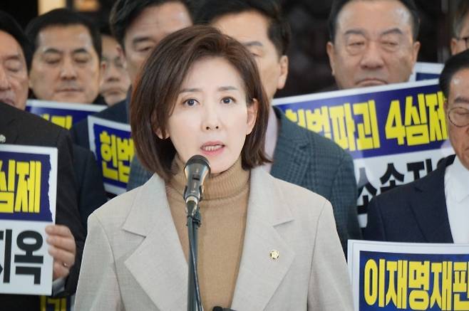 나경원 규탄사 - 국민의힘 법사위원인 나경원 의원이 12일 국회 로텐더홀에서 열린 ‘4심제 위헌 악법 규탄’ 대회에서 규탄사를 하고 있다.  나경원 의원 페이스북