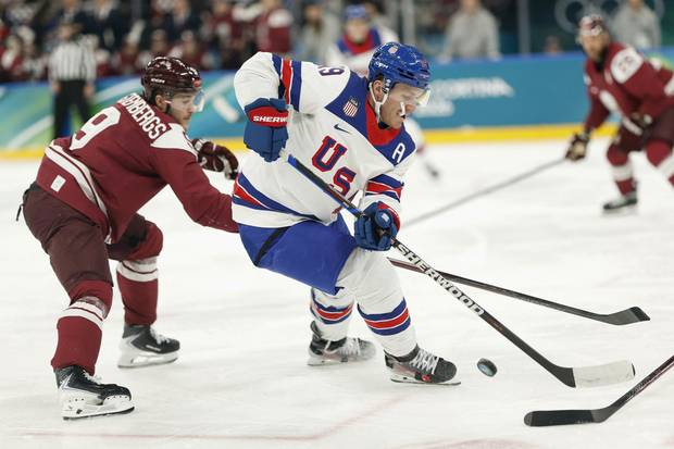 미국의 매슈 커척(가운데)이 12일(현지 시간) 이탈리아 밀라노 아이스하키 아레나에서 벌어진 밀라노·코르티나담페초 동계올림픽 남자 아이스하키 조별리그 라트비아전에서 드리블을 하고 있다. 로이터연합뉴스