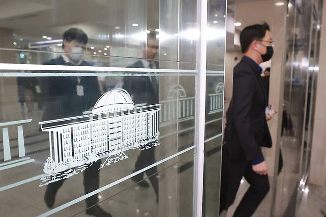 '테러'로 지정된 2024년 이재명 대통령 피습 사건을 수사하는 국가수사본부 가덕도 테러사건 수사TF가 국회 정보위원회 등에 대해 압수수색에 나선 2월12일 수사팀 관계자들이 국회 본청을 떠나고 있다. ⓒ 연합뉴스