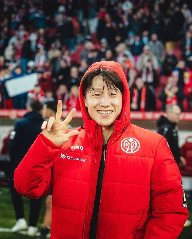 마인츠 이재성이 12일(한국시간) 소속팀과 2년 재계약을 확정했다. 지난 주말 분데스리가 3연승을 질주한 뒤 손가락 3개를 펴 보이는 모습. 사진출처|FSV마인츠05 페이스북