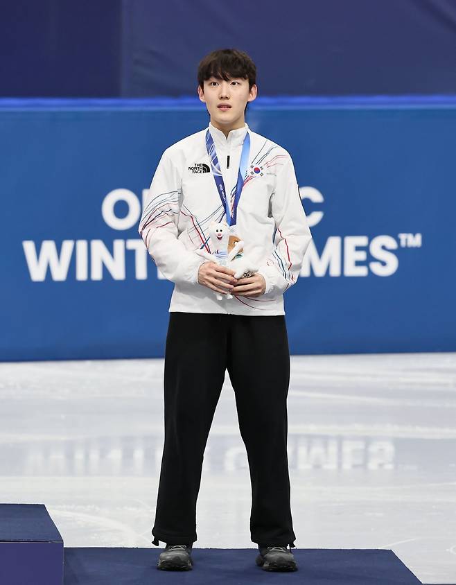 임종언(왼쪽)이 13일(한국시간) 밀라노 아이스스케이팅 아레나에서 열린 남자 1000m 결선서 동메달을 따낸 뒤 시상식에서 마스코트 인형을 들고 기뻐하고 있다. 밀라노ㅣ뉴시스