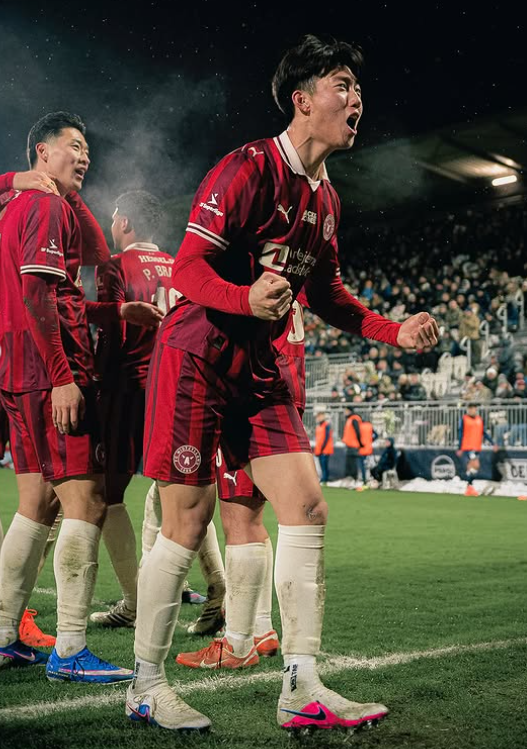 미트윌란 이한범(앞)이 13일(한국시간) 덴마크 오르후스의 세레스 파크서 열린 오르후스와 원정경기서 후반 17분 결승골을 터트린 뒤 포효하고 있다. 사진출처│미트윌란 인스타그램