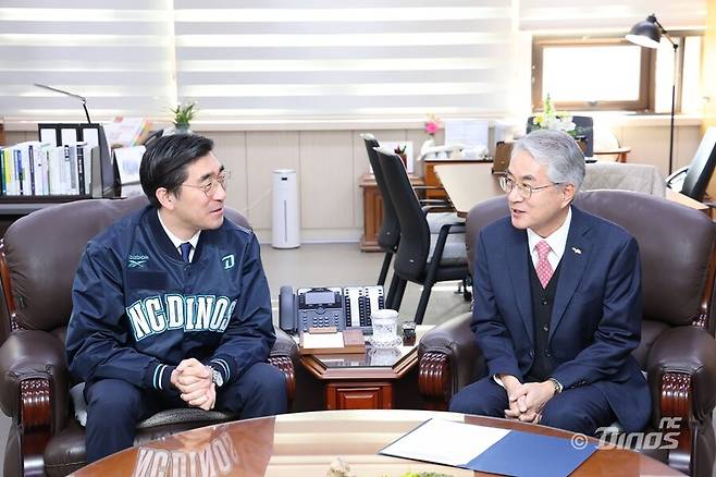 ▲ 이진만 NC 다이노스 대표(왼쪽)와 박종훈 경상남도교육감. ⓒ NC 다이노스