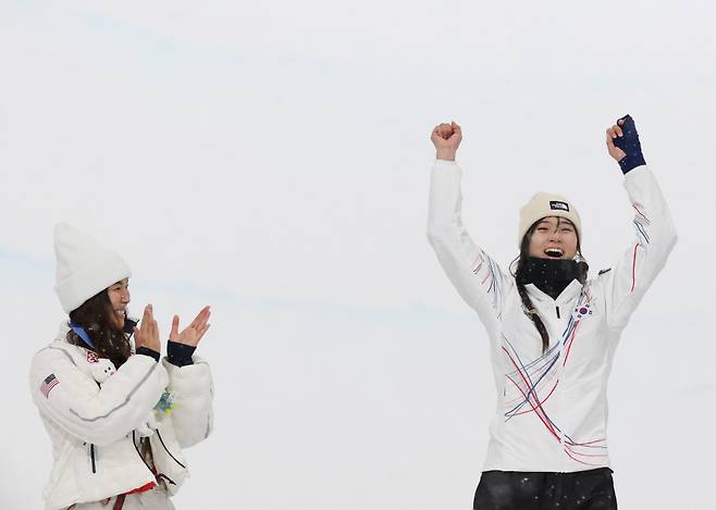 ▲ 최가온을 축하하고 있는 클로이 킴 ⓒ연합뉴스