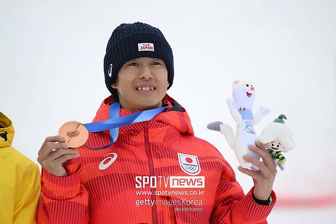 ▲ 프리스타일 스키의 한 부문인 모굴은 코스 주파 속도 외에 기술 점수(턴, 에어)를 바탕으로 순위를 매긴다. 일본 언론은 여자부와 남자부 양쪽에서 일본 선수들이 채점 문제로 손해를 봤다고 아쉬워했다. "금메달을 뺐겼다"는 자극적인 표현도 등장했다. 남자부 동메달리스트인 호리시마 이쿠마.