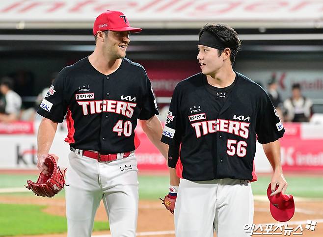 29일 오후 수원KT위즈파크에서 열린 '2025 신한 SOL Bank KBO리그' KIA 타이거즈와 KT 위즈의 경기, 6회말 수비를 마친 KIA 오선우가 네일에게 포구 실책에 대한 사과를 하고 있다. 엑스포츠뉴스 DB