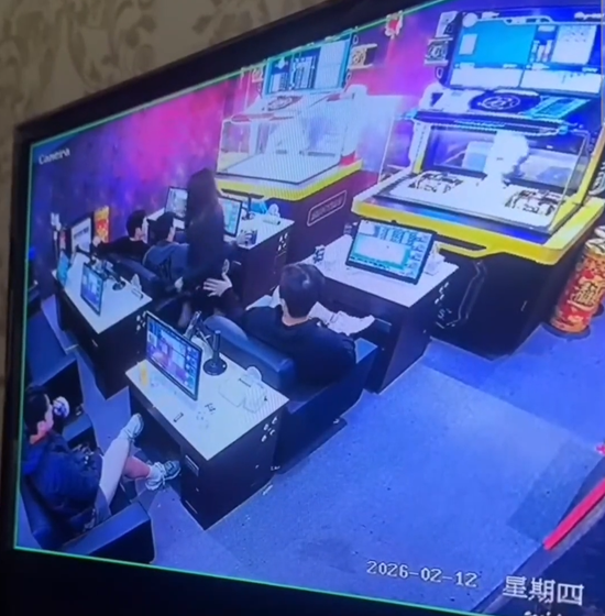 13일 국내 야구 커뮤니티를 통해 대만 현지 게임장으로 보이는 곳에서 롯데 소속 선수들이 촬영된 CCTV 화면이 확산했다. 2월 12일 촬영 영상에선 롯데 소속 고승민, 나승엽, 김동혁이 모니터가 설치된 각자 자리에 앉아 오락을 즐기는 모습이 포착됐다. 문제는 화면에서 불법도박이 의심되는 화면과 오락기 등이 포착된 것이다. 롯데 구단은 같은 날 '나승엽, 고승민, 김동혁, 김세민 선수가 해당 국가에서 불법으로 분류되어 있는 장소에 방문한 것을 확인했다'며 '이유 불문하고 KBO와 구단 내규에 어긋나는 행위를 저지른 해당 선수 4명을 즉각 귀국 조치시킬 예정이다. 또한 KBO 클린베이스볼 센터에 즉각 신고하고 결과에 따라 구단도 이에 상응하는 조치를 내리겠다고 했다. 커뮤니티