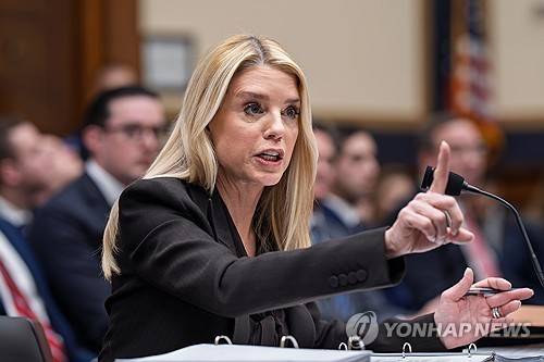 11일 하원 법사위 청문회에서 발언하는 본디 장관  [AP=연합뉴스 자료사진. 재판매 및 DB 금지 ]