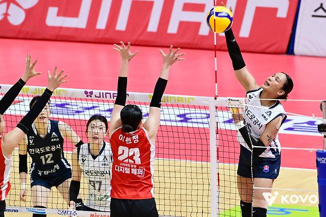 공격하는 한국도로공사의 타나차(맨 오른쪽) [한국배구연맹 제공. 재판매 및 DB 금지]