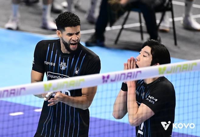 득점 후 기뻐하는 현대캐피탈의 레오(왼쪽)와 허수봉 [한국배구연맹 제공. 재판매 및 DB 금지]