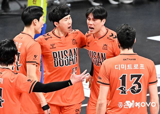 득점 후 기뻐하는 OK저축은행 선수들 [한국배구연맹 제공. 재판매 및 DB 금지]