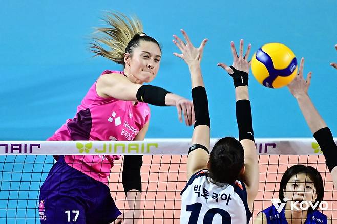 공격하는 흥국생명의 외국인 주포 레베카(맨 왼쪽) [한국배구연맹 제공. 재판매 및 DB 금지]