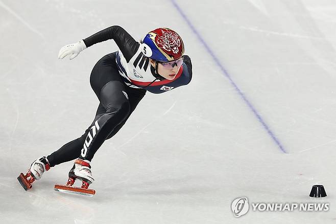 500m 준결승 경기 치르는 최민정 (밀라노=연합뉴스) 서대연 기자 = 12일(현지시간) 이탈리아 밀라노 아이스스케이팅 아레나에서 열린 2026 밀라노ㆍ코르티나담페초 동계올림픽 쇼트트랙 여자 500m 준결승에 출전한 최민정이 질주하고 있다. 2026.2.13 dwise@yna.co.kr