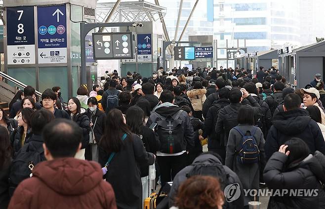 귀성객으로 붐비는 서울역 (서울=연합뉴스) 한종찬 기자 = 설 명절 연휴를 앞둔 13일 서울역에서 귀성객들이 고향으로 향하는 KTX 열차로 향하고 있다. 2026.2.13 saba@yna.co.kr
