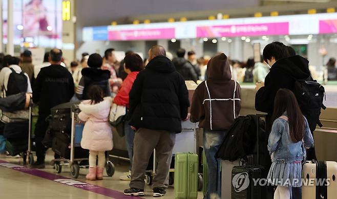 설 명절 앞두고 붐비는 인천공항 (영종도=연합뉴스) 이진욱 기자 = 설 명절 연휴를 앞둔 11일 인천국제공항 제2여객터미널 출국장에서 승객들이 탑승 수속을 위해 줄을 서고 있다. 2026.2.11 cityboy@yna.co.kr