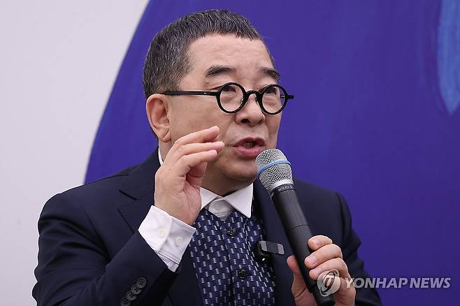 인사말 하는 김수철 (서울=연합뉴스) 류효림 기자 = 가수 김수철이 13일 서울 서초구 예술의전당 한가람디자인미술관에서 열린 '김수철: 소리 그림' 전시 기자간담회에서 인사말을 하고 있다. 2026.2.13 ryousanta@yna.co.kr